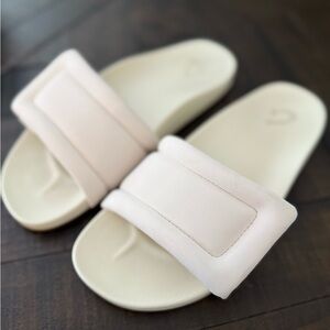 OluKai Women’s Pale Cream Padded Slide Sandals